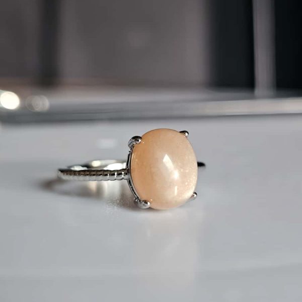 Versilberter Ring mit orangefarbenem Mondstein