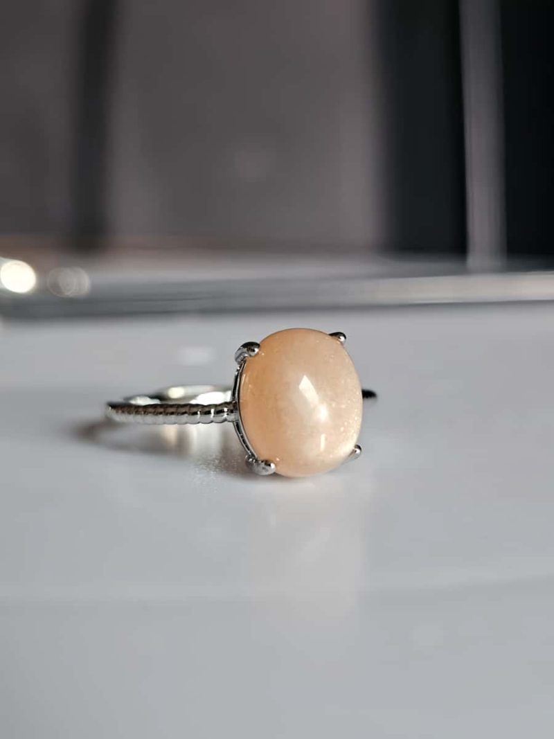 Versilberter Ring mit orangefarbenem Mondstein