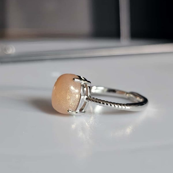 Versilberter Ring mit orangefarbenem Mondstein