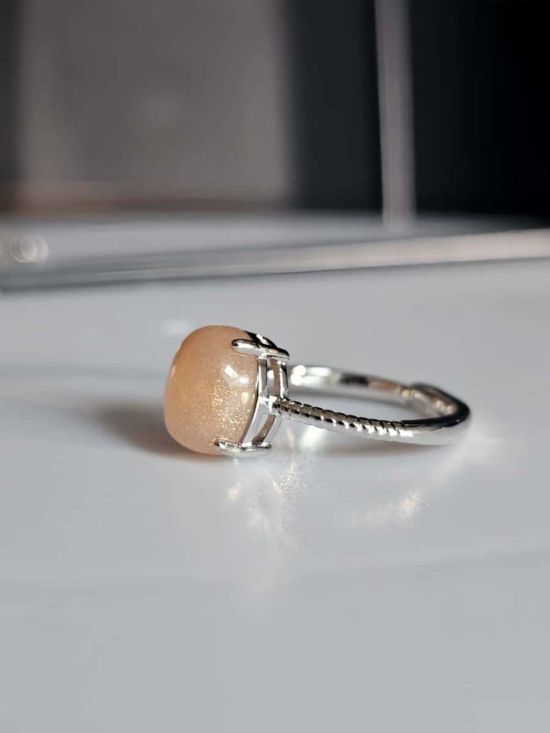 Versilberter Ring mit orangefarbenem Mondstein