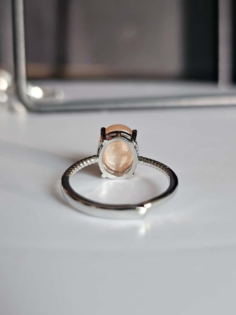 Versilberter Ring mit orangefarbenem Mondstein