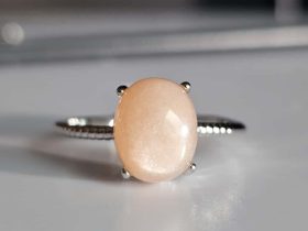 Mondstein-DR0026-05 Versilberter Ring mit orangefarbenem Mondstein