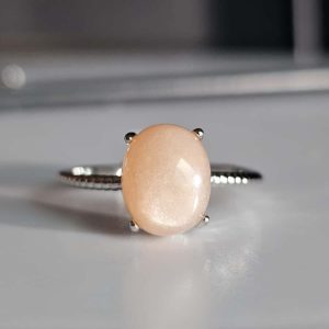 Versilberter Ring mit orangefarbenem Mondstein