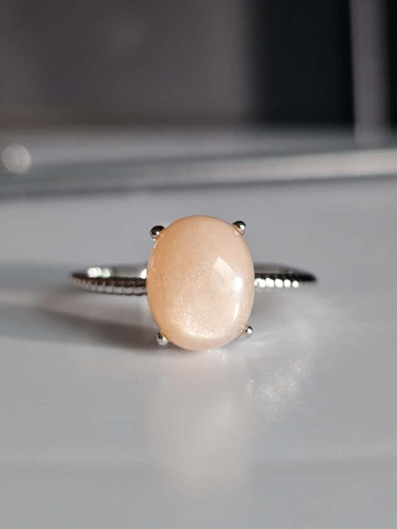 Versilberter Ring mit orangefarbenem Mondstein