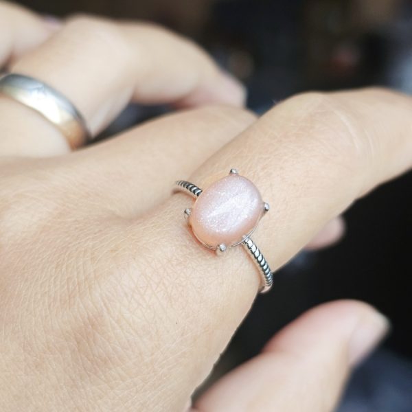 Versilberter Ring mit orangefarbenem Mondstein