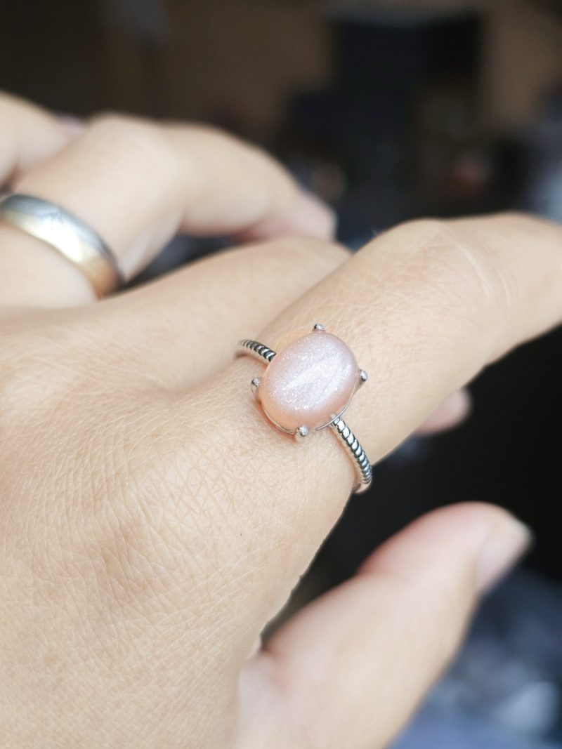 Versilberter Ring mit orangefarbenem Mondstein