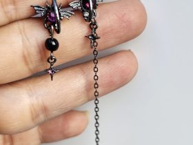 Ohrring-OR0005-04 für Fans von Dark-Asymmetrische Gothic-Ohrhänger mit lila Zirkonia und schwarzer Metallfassung