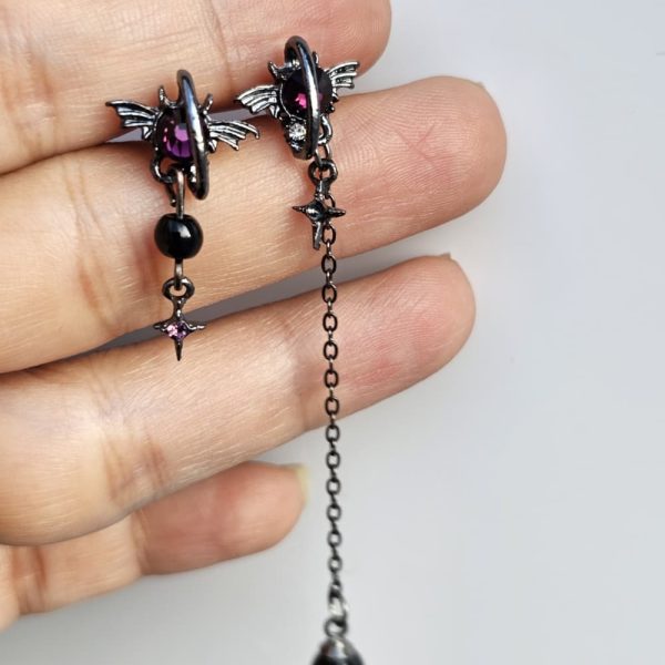 asymmetrische Fledermaus-Ohrringe im Gothic-Stil