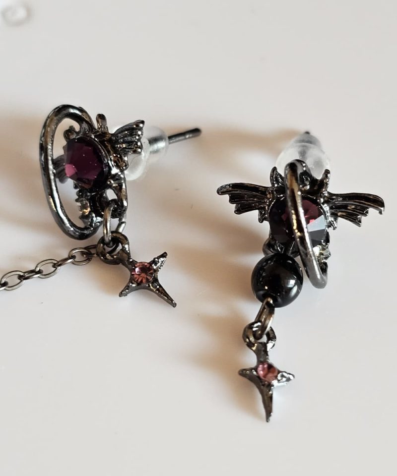 asymmetrische Fledermaus-Ohrringe im Gothic-Stil