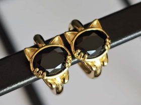 Ohrring-OR0008-01 Vergoldete Katzenohrringe mit Schwarzem Spinell – 925er Silber, Eleganter Ohrschmuck