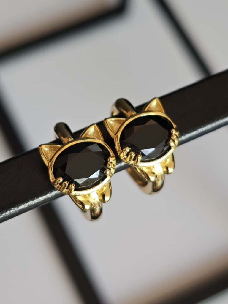 Vergoldete Katzenohrringe mit Schwarzem Spinell – 925er Silber, Eleganter Ohrschmuck