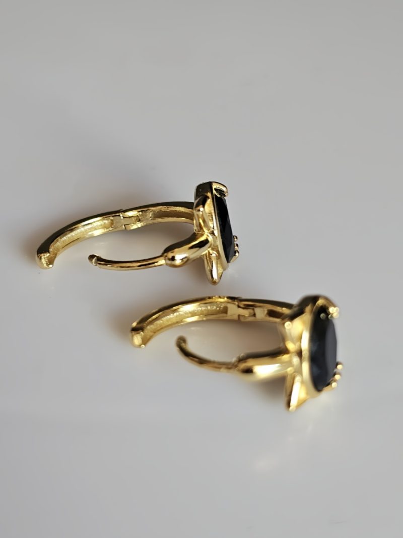 Ohrringe vergoldet mit schwarzem Spinell – Süßes Design mit Eleganz