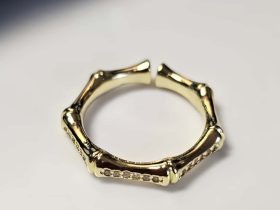 Ring-Bamboo-DR0008-01 Vergoldeter Bambus-Ring mit funkelnden Zirkonia-Steinen