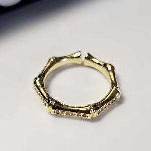 Vergoldeter Bambus-Ring mit funkelnden Zirkonia-Steinen