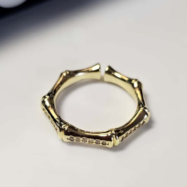 Vergoldeter Bambus-Ring mit funkelnden Zirkonia-Steinen