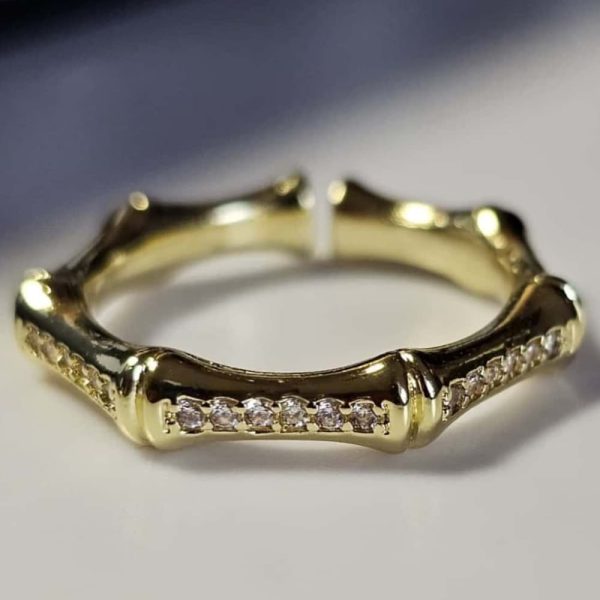 Vergoldeter Bambus-Ring mit funkelnden Zirkonia-Steinen