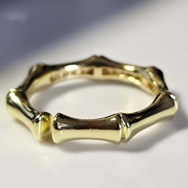 Vergoldeter Bambus-Ring mit funkelnden Zirkonia-Steinen