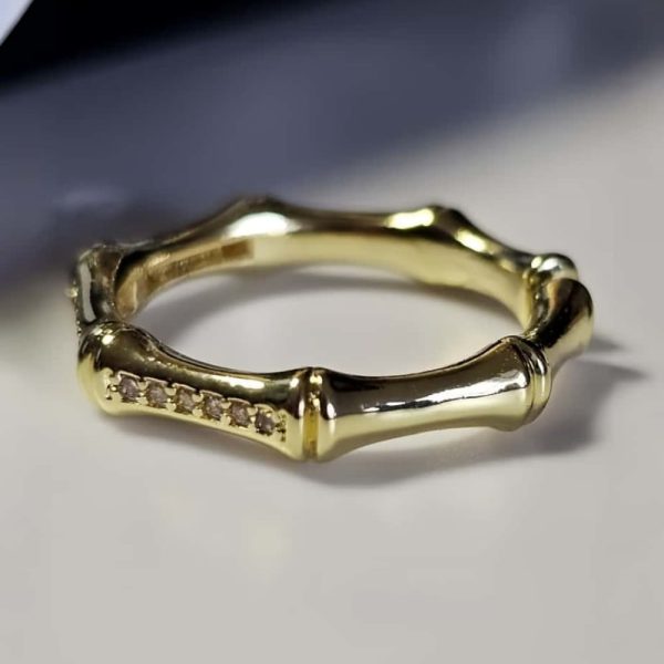 Vergoldeter Bambus-Ring mit funkelnden Zirkonia-Steinen