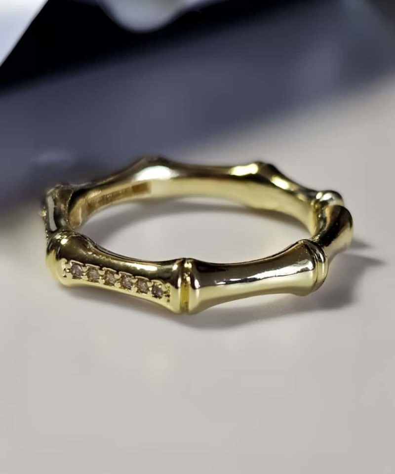 Vergoldeter Bambus-Ring mit funkelnden Zirkonia-Steinen