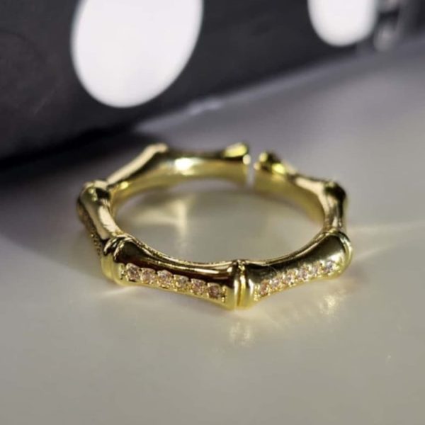 Vergoldeter Bambus-Ring mit funkelnden Zirkonia-Steinen