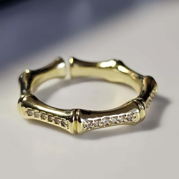Vergoldeter Bambus-Ring mit funkelnden Zirkonia-Steinen