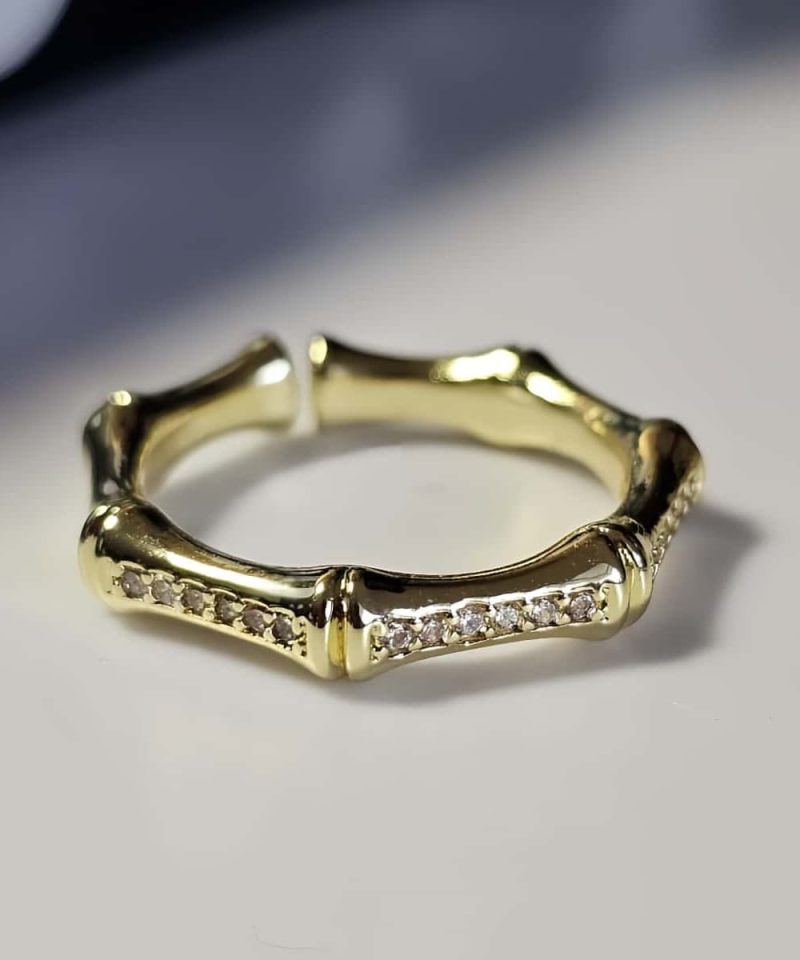 Vergoldeter Bambus-Ring mit funkelnden Zirkonia-Steinen