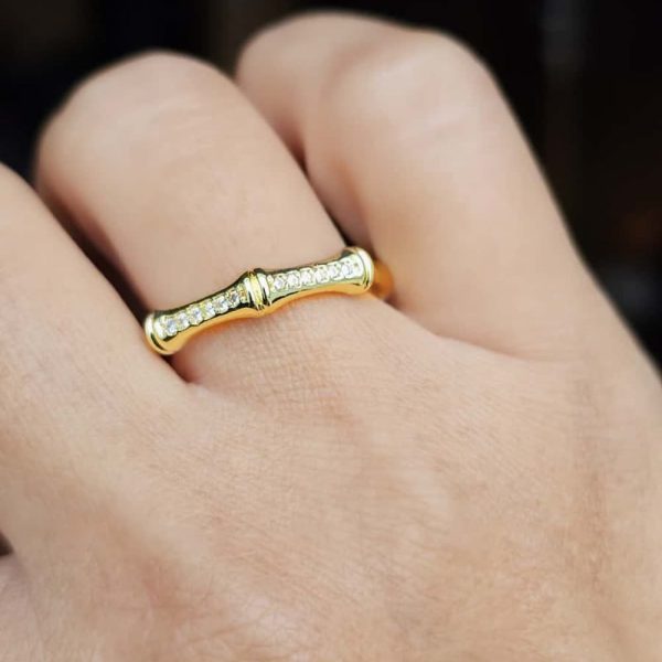 Vergoldeter Bambus-Ring mit funkelnden Zirkonia-Steinen