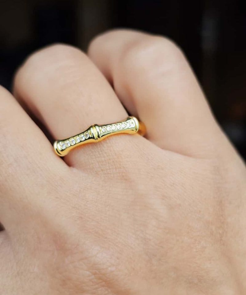 Vergoldeter Bambus-Ring mit funkelnden Zirkonia-Steinen