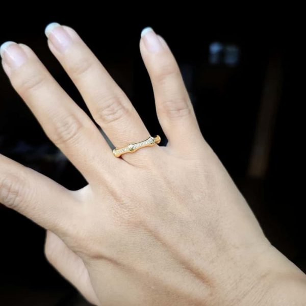 Vergoldeter Bambus-Ring mit funkelnden Zirkonia-Steinen