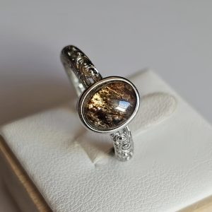 Damenring mit Schwarzgoldene Super Seven Edelstein