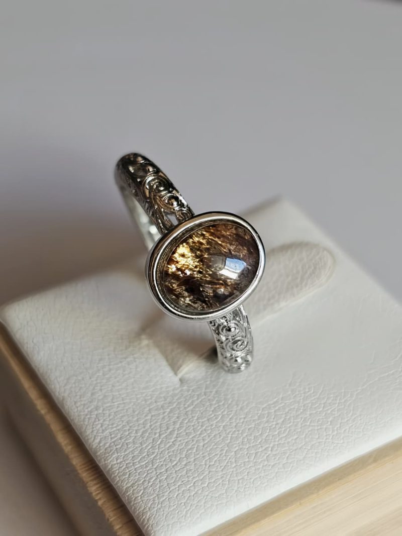 Damenring mit Schwarzgoldene Super Seven Edelstein