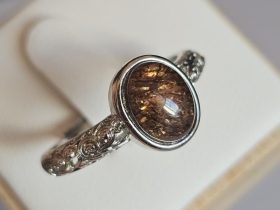 Ringe-DR0012-06 Damenring mit Schwarzgoldene Super Seven Edelstein