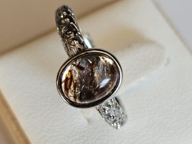 Ringe-DR0014-01 Damenring mit Schwarzgoldene Super Seven Edelstein