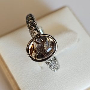 Damenring mit Schwarzgoldene Super Seven Edelstein