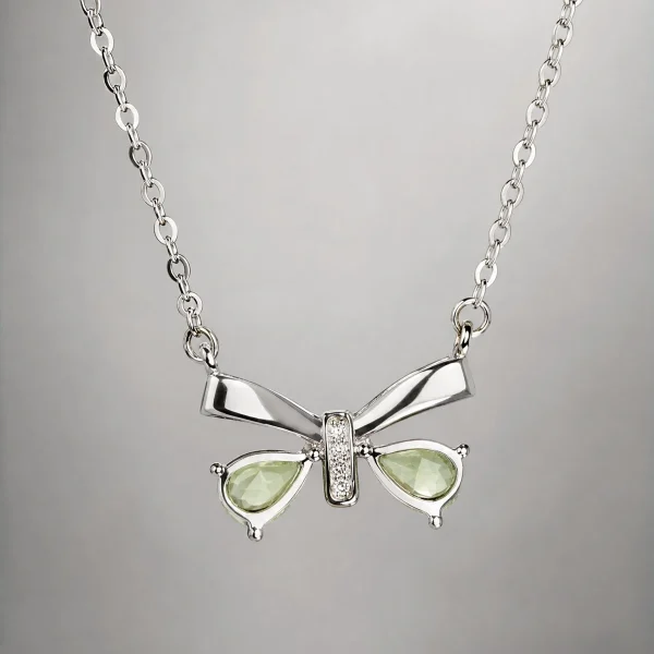 Schleife-HK05-02 ein 925er Silber Halskette mit grünem Peridot Edelstein Anhänger- Schmetterling, vor einer lichtblauer Hintergrund.