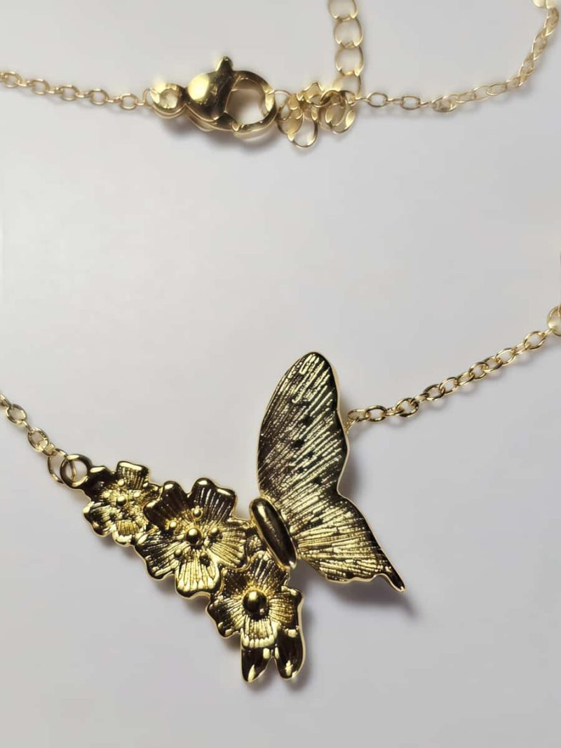 Schmetterlingskette mit Blumenflügel im Goldfinish