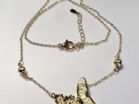 Schmetterling-AK0008-02 Schmetterling Halskette vergoldet mit Blumen-Flügel Anhänger von Gleamiere Jewelry