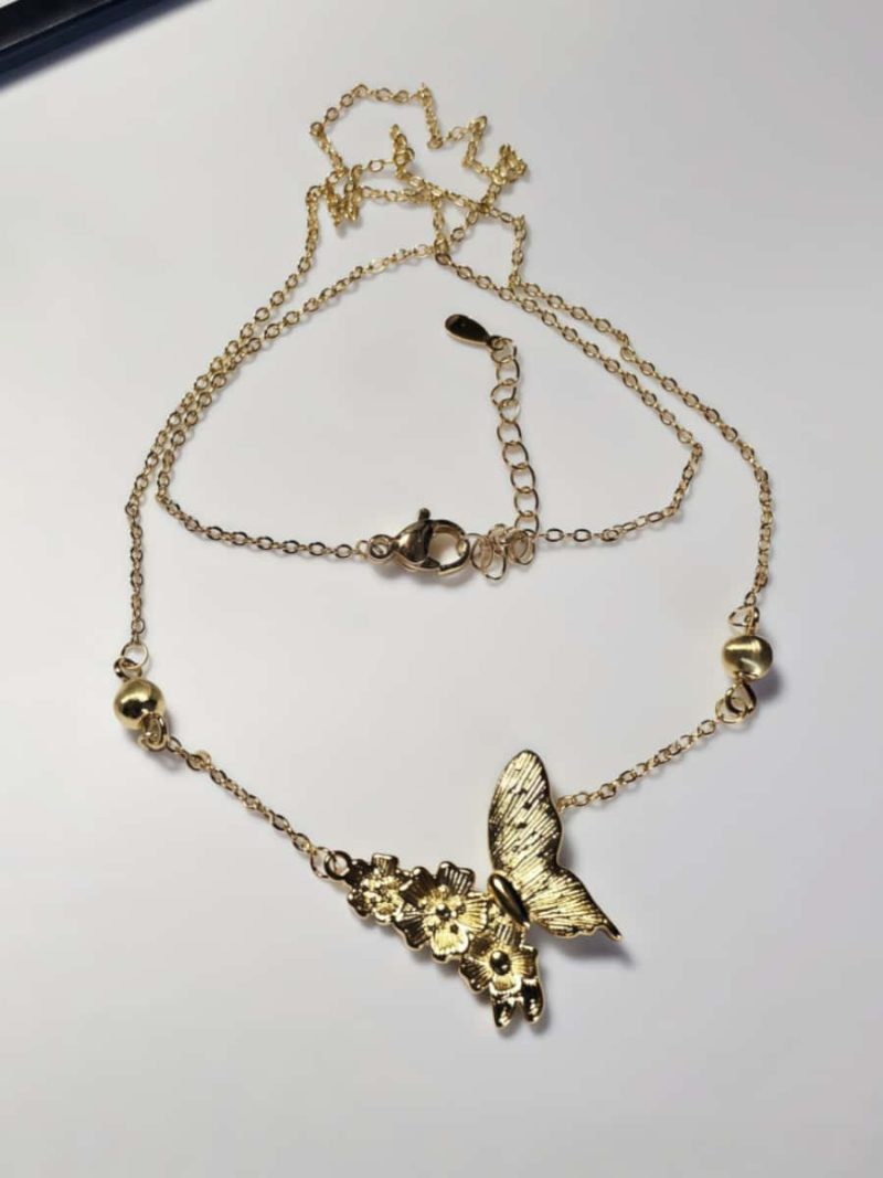 Schmetterlingskette mit Blumenflügel im Goldfinish