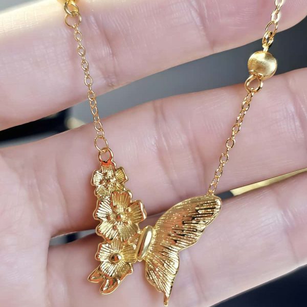 Schmetterlingskette mit Blumenflügel im Goldfinish
