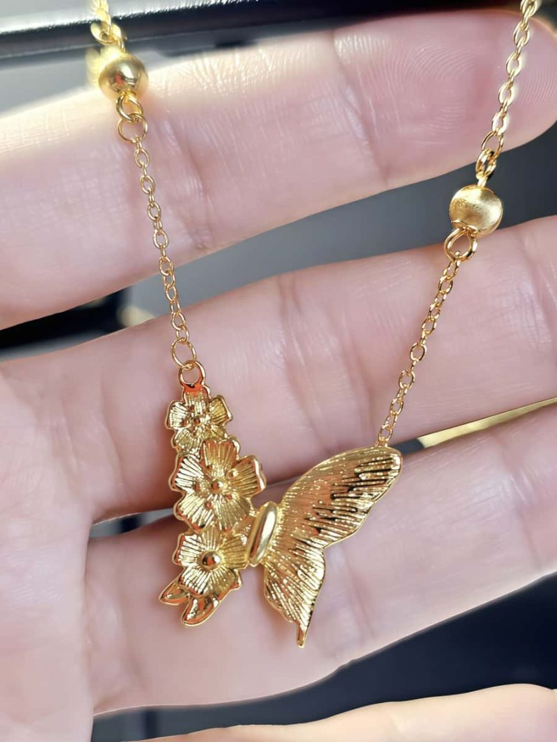 Schmetterlingskette mit Blumenflügel im Goldfinish