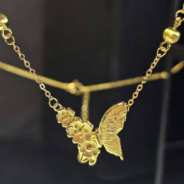 Schmetterlingskette mit Blumenflügel im Goldfinish