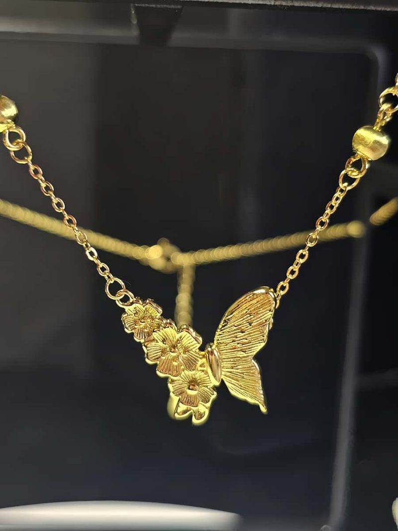 Schmetterlingskette mit Blumenflügel im Goldfinish