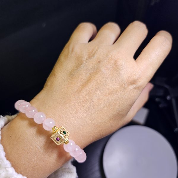 Damenarmband mit Rosenquarz Naturstein und vergoldetem Schmuckelement