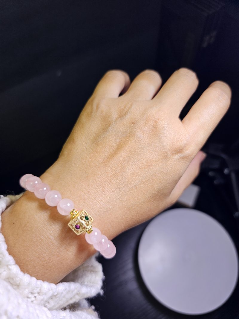 Damenarmband mit Rosenquarz Naturstein und vergoldetem Schmuckelement