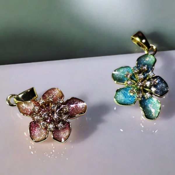 Halsanhänger Damen aus Emaille mit Blumenmotiv und Goldoptik