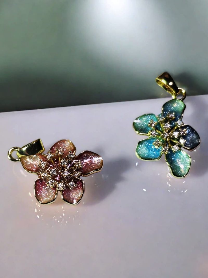 Halsanhänger Damen aus Emaille mit Blumenmotiv und Goldoptik