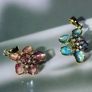 Halsanhänger Damen aus Emaille mit Blumenmotiv und Goldoptik