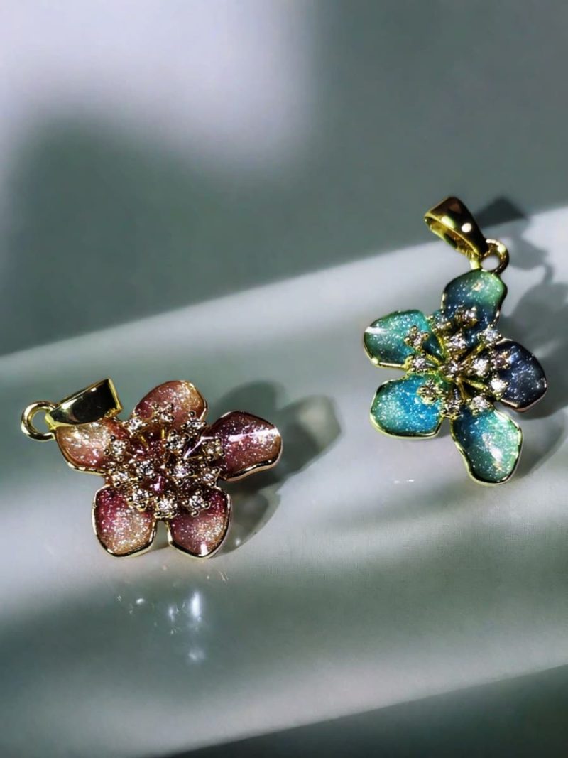 Halsanhänger Damen aus Emaille mit Blumenmotiv und Goldoptik