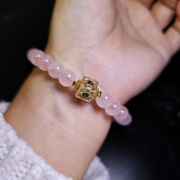Damenarmband mit Rosenquarz Naturstein und vergoldetem Schmuckelement