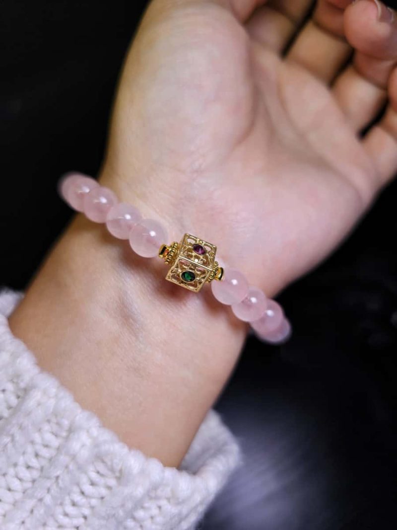 Damenarmband mit Rosenquarz Naturstein und vergoldetem Schmuckelement